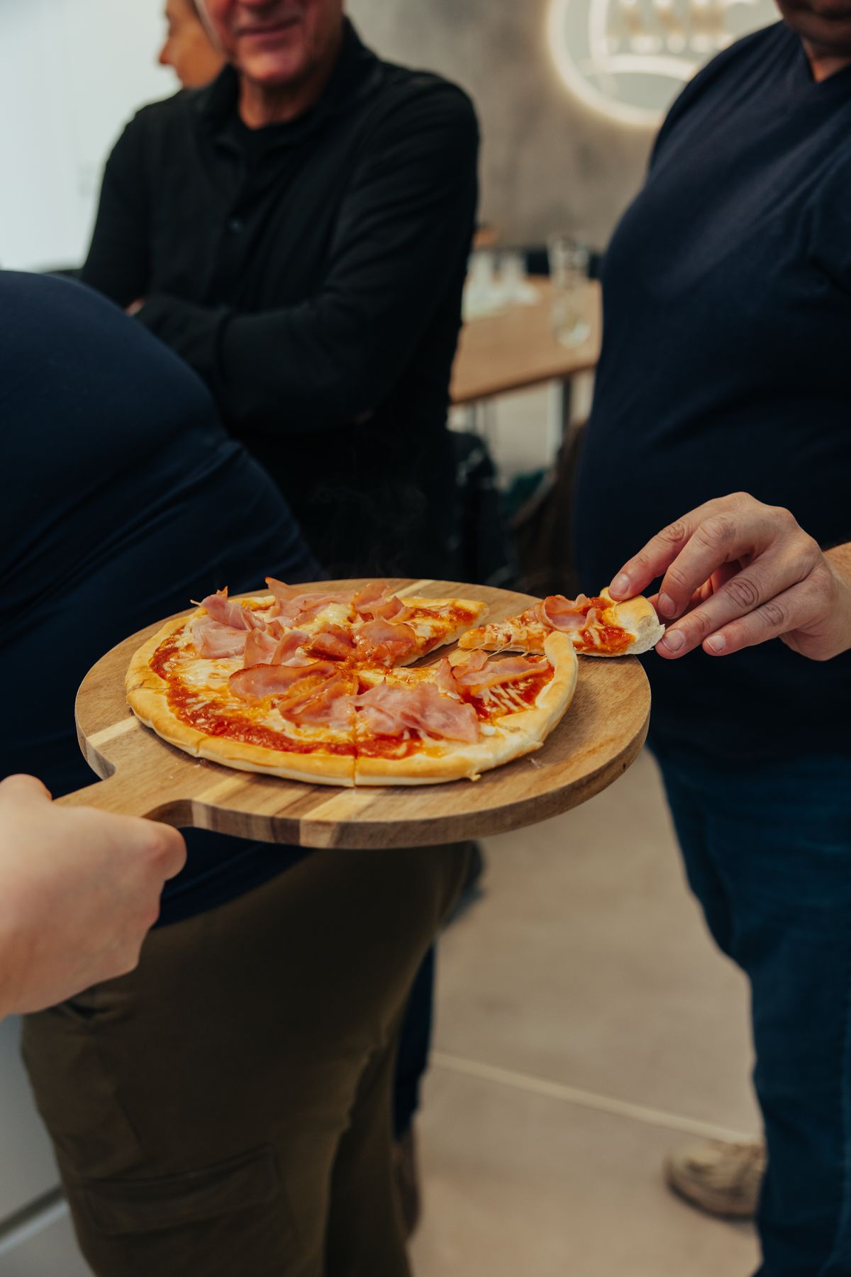 Čerstvo upečená pizza sa krája